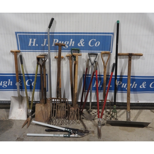 70 - Large quantity of old garden tools