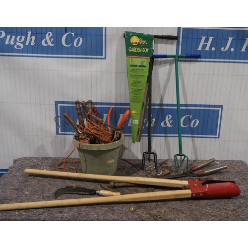 76 - Assorted garden and fencing tools