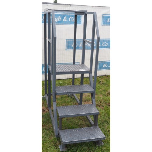 2217 - Metal steps on casters