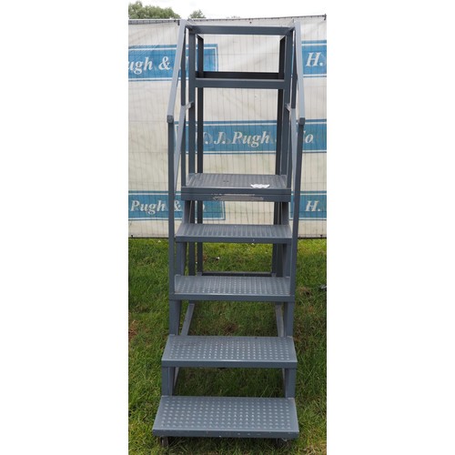 2220 - Metal steps on casters