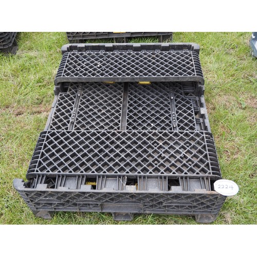 2224 - Plastic folding pallet