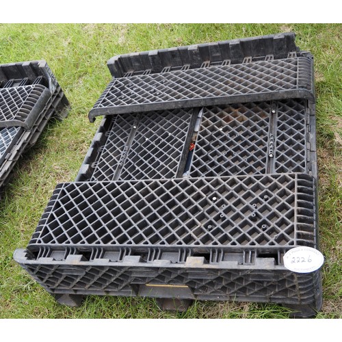 2226 - Plastic folding pallet