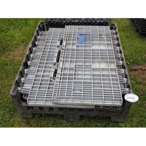 2228 - Plastic folding pallet