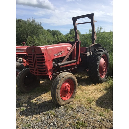 143 - International B250 tractor. 1954. Runs & drives. Roll bar and loader bracket. Good rear tyres. Reg. ... 