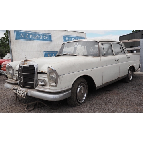 418 - Mercedes 220 Saloon project. 1978. 2l Diesel. Reg. SHW 937S. V5 and keys