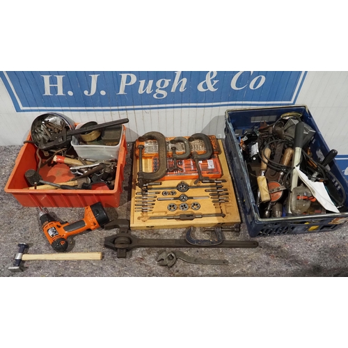 125 - Assorted workshop tools to include tap and die sets, Lapwing 600mm stillson wrench, G-clamps etc