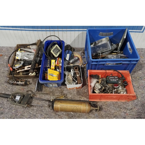 136 - Quantity of assorted car spares and tools to include Dunlop tyre levers, spark plugs, Pyrene brass f... 