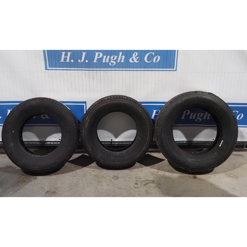 261 - 2- Firestone 8.75 R16.5 tyres, new and Hercules 225/17 R19.5 tyre, new