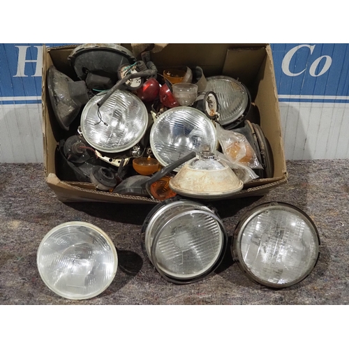 315 - Assorted Land Rover headlamps and other lights