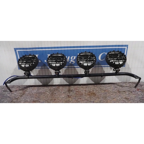 317 - Land Rover light bar with 4 Wipac spotlights