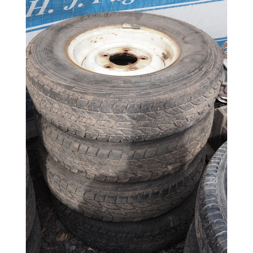 489 - 4- Land Rover wheels and tyres 7.50-R16