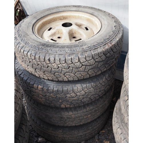 490 - 4- Land Rover wheels and tyres 205/80 R16