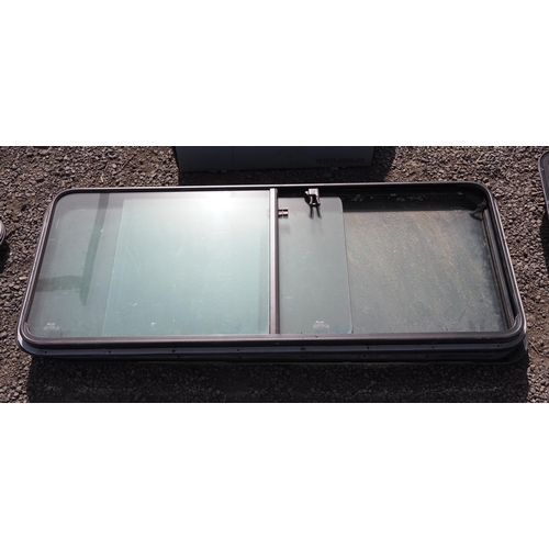 496 - 4 - Land Rover rear sliding windows