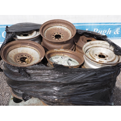 519 - Quantity of assorted American steel wheel rims