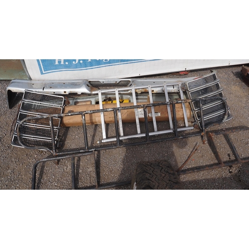 525 - Assorted American bumpers and grilles to include Ford Torino