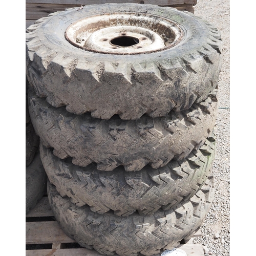 577 - 4- Land Rover wheel rims and tyres