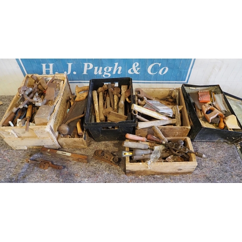 221 - Large quantity of assorted hand tools