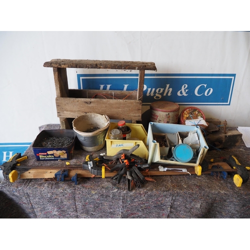 519 - Old vice, assorted clamps, work bench and assorted fixings