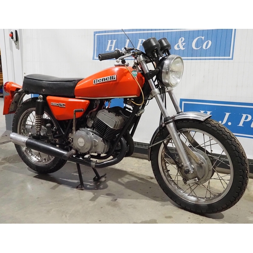 722 - Benelli 250cc motorcycle. 250cc. 1975. Runs and rides. Reg. HFH 696N. V5 and keys