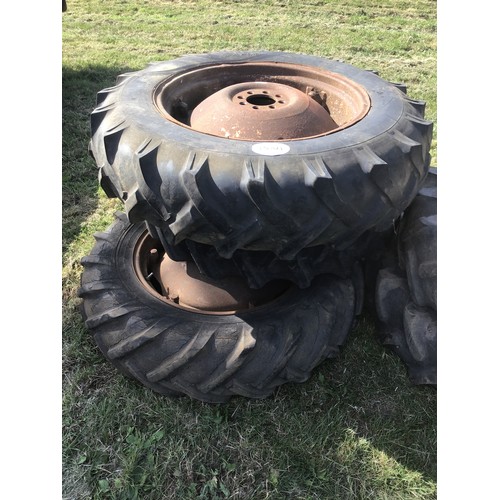 1581A - Rear wheels and tyres 12.4-28 -3