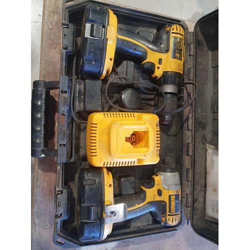 1649 - Dewalt cordless drill set