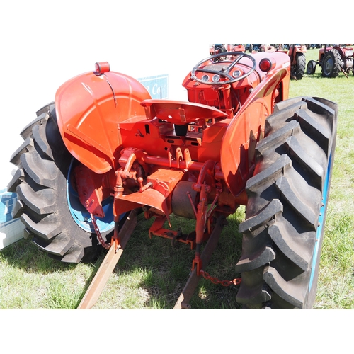 379 - David Brown 900 tractor. Runs. Fitted with rear PTO belt pulley. Good rear tyres. SN-13294.