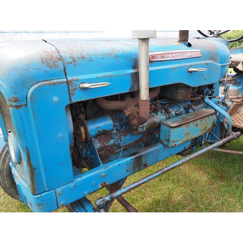 315 - Fordson Super Major tractor. Runs. Original tin work. Hydraulics