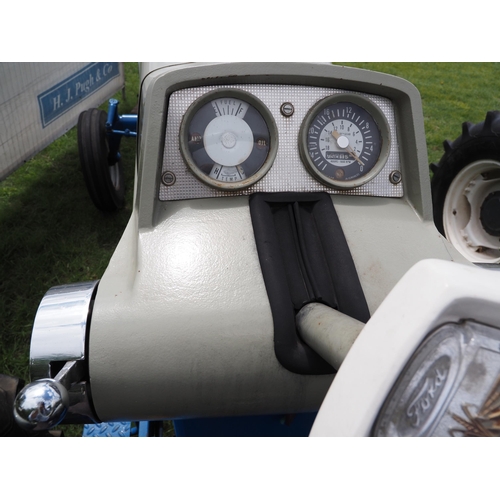 322 - Ford 6000 diesel tractor. 1963. Selectospeed. Runs. 7501 hours recorded. PAVT wheels. Good rear tyre... 