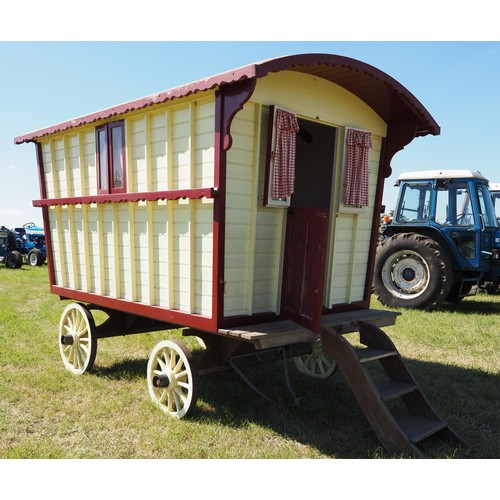 301 - Shepherds hut with 2 beds and fire place