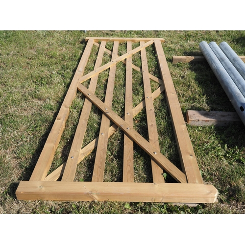 1065 - 10ft Wooden field gate