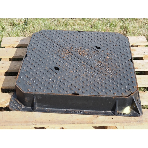 1088 - Cast iron manhole cover 600x600mm