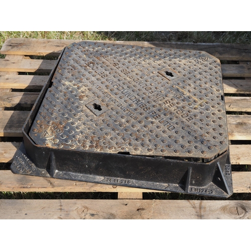 1089 - Cast iron manhole cover 600x600mm