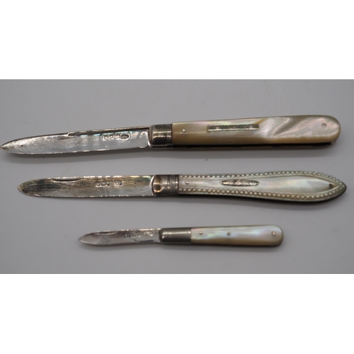 264 - 3- Hallmarked silver mother of pearl fruit knives