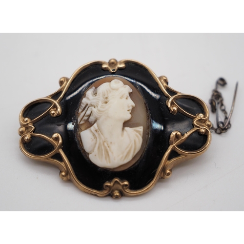 278 - Victorian mourning brooch with set cameo, tested 9ct gold. Approx 16g total weight