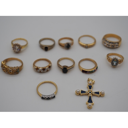 288 - Assorted yellow metal rings and pendants