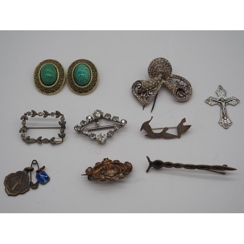 296 - Assorted brooches including some silver