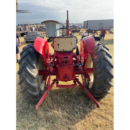 International B414 Tractor. 1962. Runs And Drives