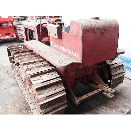 159 - International T-6 crawler. c/w drawbar. SN-TBK552. Runs.