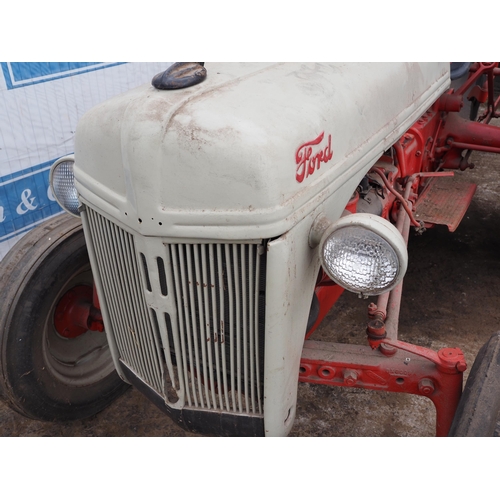 119 - Ford Ferguson 8N tractor. original wheels, mudguards and toolbox, restored. Runs and drives. Key