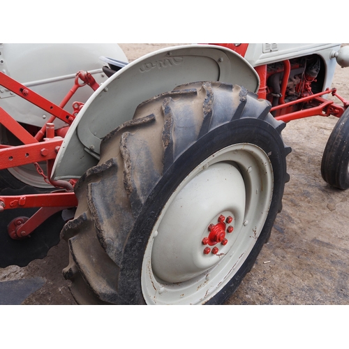 119 - Ford Ferguson 8N tractor. original wheels, mudguards and toolbox, restored. Runs and drives. Key