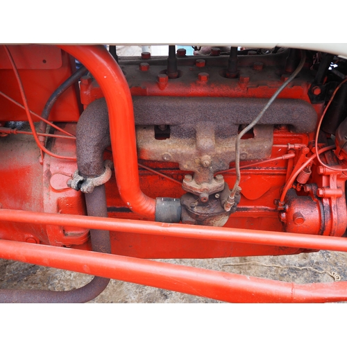 119 - Ford Ferguson 8N tractor. original wheels, mudguards and toolbox, restored. Runs and drives. Key