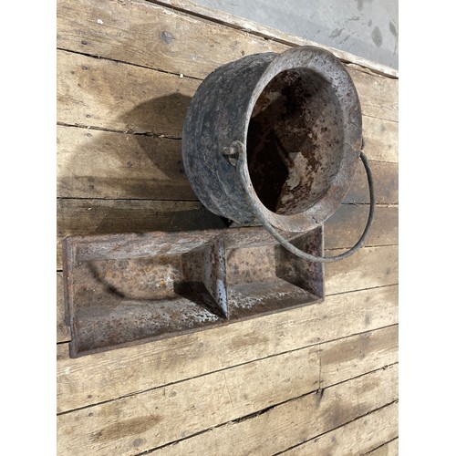 565 - Lead pot and small cast iron trough