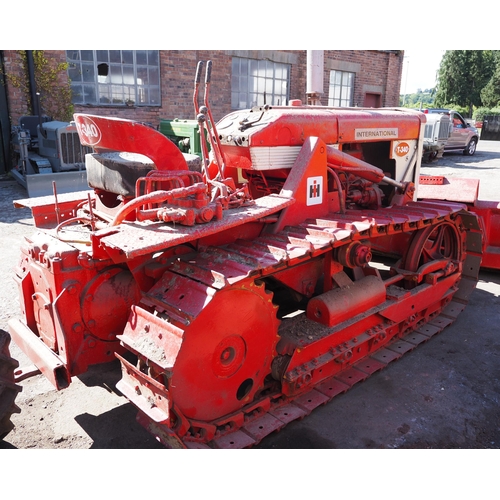 162 - International T-340 crawler, c/w PAT blade. Electric start. Early restoration. Runs.