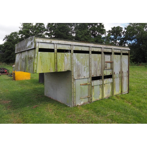 25 - Aluminium cattle box