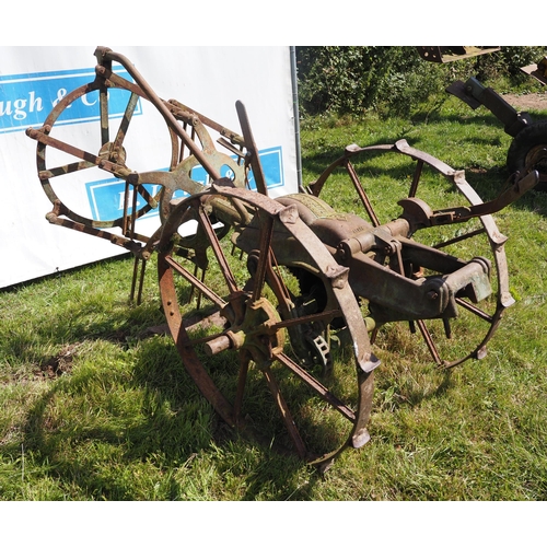 127 - Ransomes potato spinner