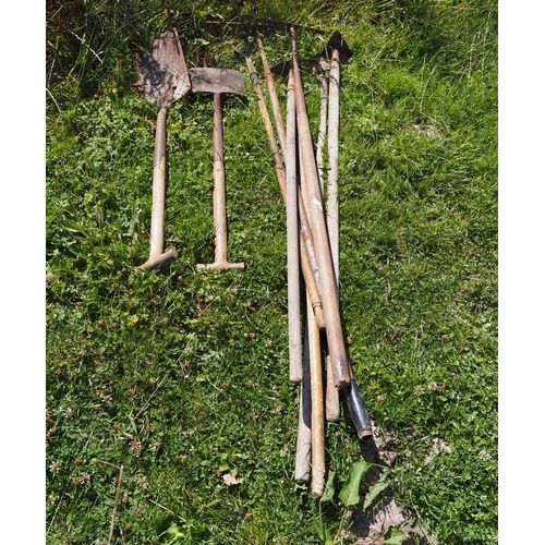 310 - Bundle of garden tools