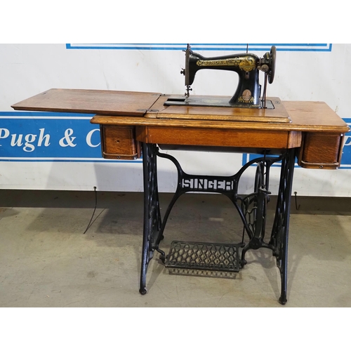 138 - Singer sewing machine on stand