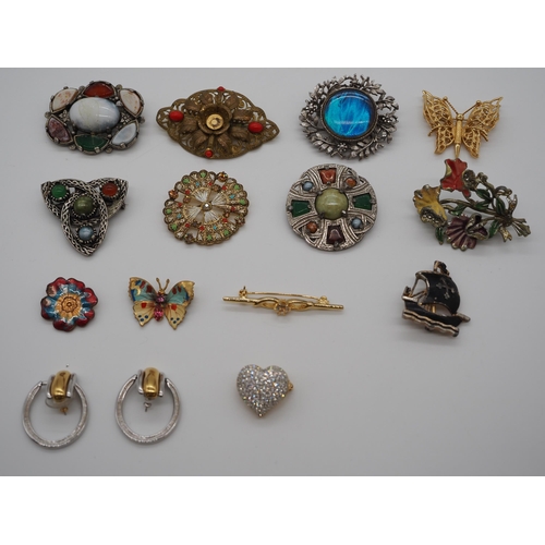 253 - Assorted brooches