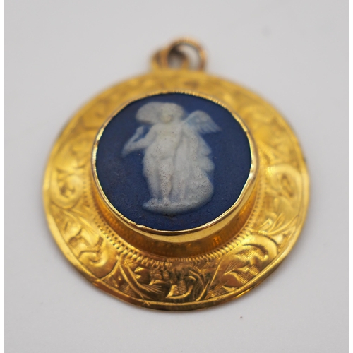 284 - 9ct Gold 'Top Hat' pendant with Wedgwood cameo. Tested 9ct and above. Approx 3.6g