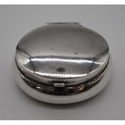 291 - Silver snuff box. Approx 16g